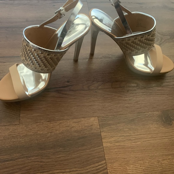 Coach shoes. Fits true to size. Size 9. - Picture 2 of 2